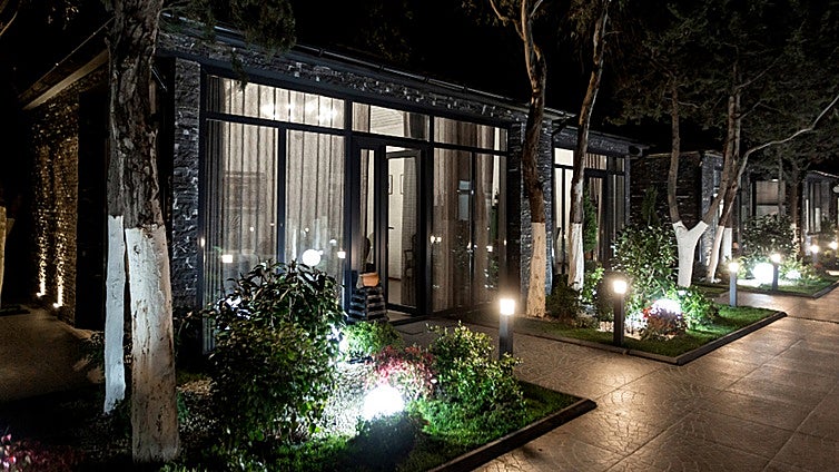 ¡A la fresca! Disfruta de las noches de verano con estas ideas para iluminar exteriores