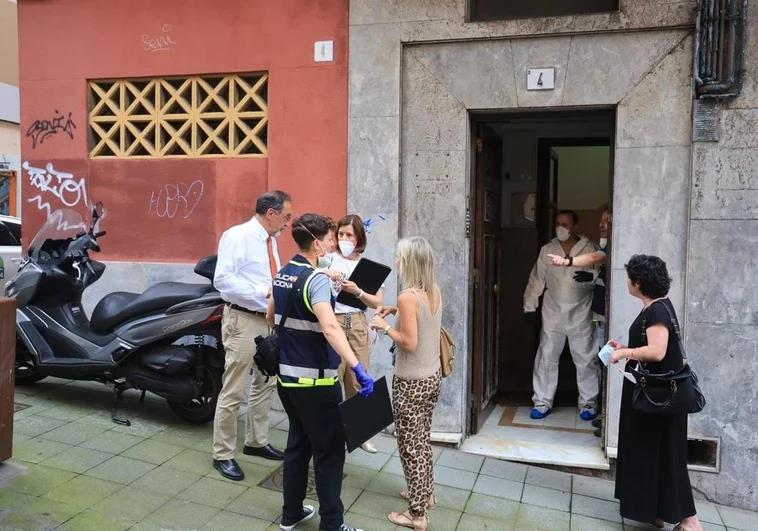 Agentes de la Policía en el edificio donde apareció el cadáver, en la calle Contracay