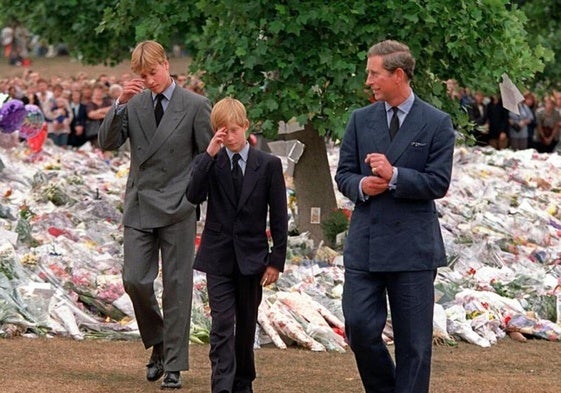 Imagen de archivo del entonces príncipe Carlos con sus hijos tras la muerte de Lady Di.