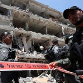 Soldados israelíes acordonan un edificio destruido por un misil iraní.