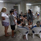Israelíes en un refugio antiaéreo de Tel Aviv durante los bombardeos previos a la entrada en vigor de la tregua.