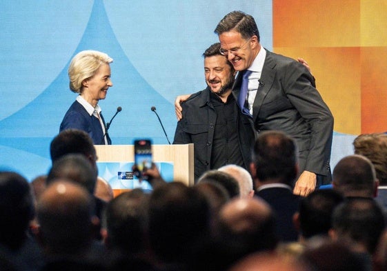Von der Leyen y Rutte participaron en un foro junto al presidente ucraniano, Volodímir Zelenksi, en los márgenes de la cumbre de La Haya.