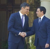 El presidente del Gobierno, Pedro Sánchez, junto al lehendakari, Imanol Pradales.