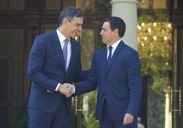 El presidente del Gobierno, Pedro Sánchez, junto al lehendakari, Imanol Pradales.