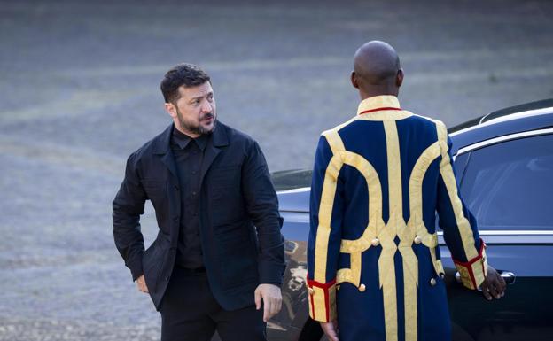 Volodímir Zelenski llegó, contra su costumbre, vestido de traje.