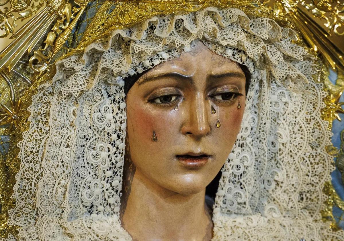 Los devotos de la Esperanza Macarena de Sevilla siguen divididos sobre el resultado de los trabajos que se han realizado a la imagen.