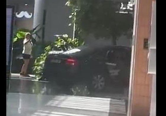 El coche, empotrado en la joyería