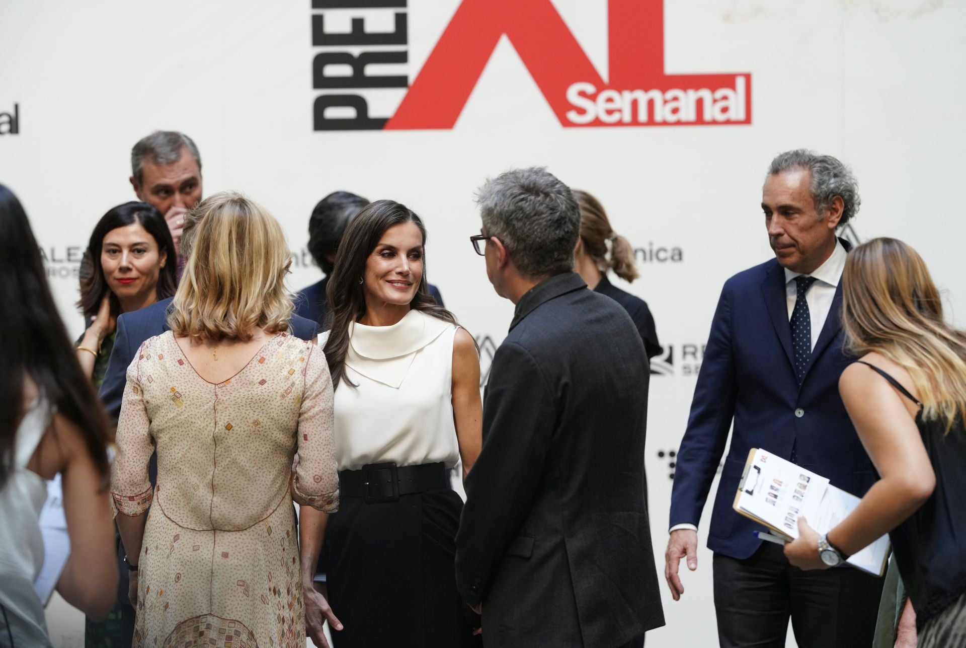 La reina Letizia charla con algunos de los asistentes y premiados de la jornada