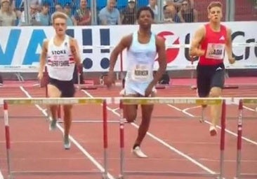 Chris Robinson gana los 400 metros vallas a pesar de correr con el pene