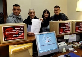 Activistas en favor de la ley de eutanasia entregan sus firmas en el Congreso en 2019.