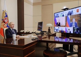 El presidente ruso, Vladímir Putin, sigue un encuentro por videoconferencia desde Moscú.