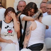 Imágenes de dolor, hoy, en el acto de repulsa por los crímenes de una mujer y su bebé en Algemesí (Valencia).