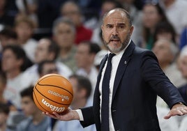 Chus Mateo, entrenador del Real Madrid, durante el tercer partido de la final ante el Valencia Basket.