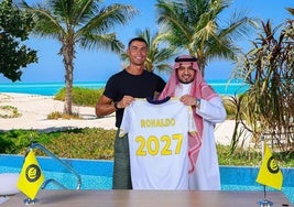 Cristiano Ronaldo posa junto al presidente del Al Nassr, Abdullah Al-Majid, tras sellar su renovación.