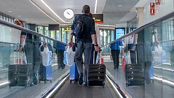 La justicia paraliza de forma cautelar las multas de Consumo a las aerolíneas 'low cost' por cobrar por el equipaje de mano