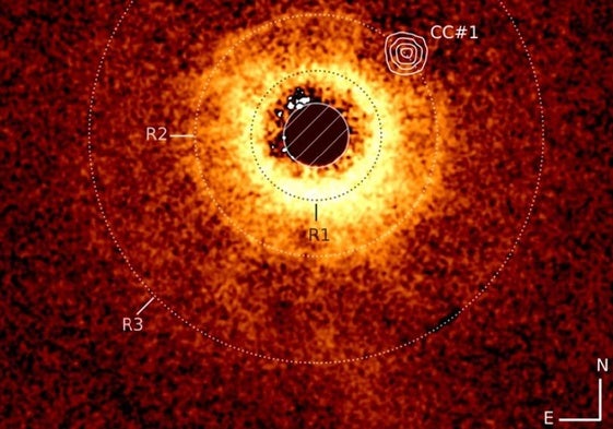Evidencia de un exoplaneta (CC#1) en el disco R2 de la estrella TWA7.
