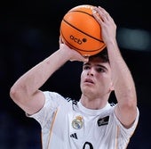 Hugo González, durante una sesión de calentamiento antes de un partido del Real Madrid.