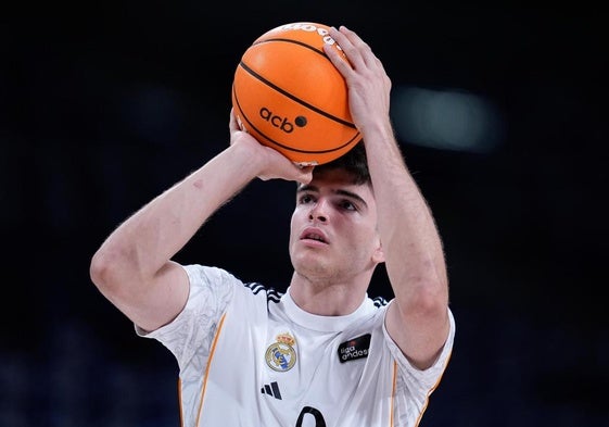 Hugo González, durante una sesión de calentamiento antes de un partido del Real Madrid.