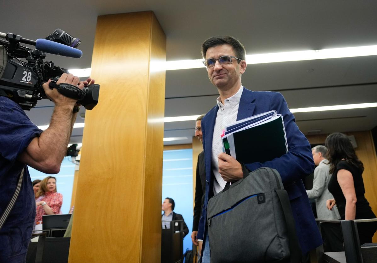 El presidente de RTVE entra al choque con PP y Vox entre...