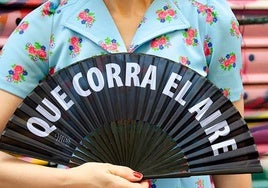 Mucho estilo, algo de humor y nada de calor, con estos prácticos abanicos