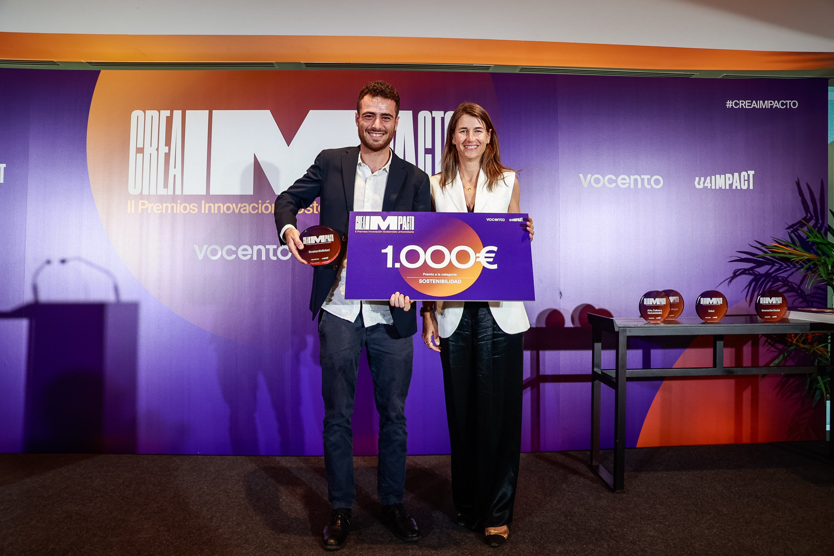 Juan Arquero Gallego, de la Universidad Politécnica de Madrid, recibe el Premio en la Categoría de Sostenibilidad de las manos de Mariana Ramonell, directora de Sostenibilidad de Vocento