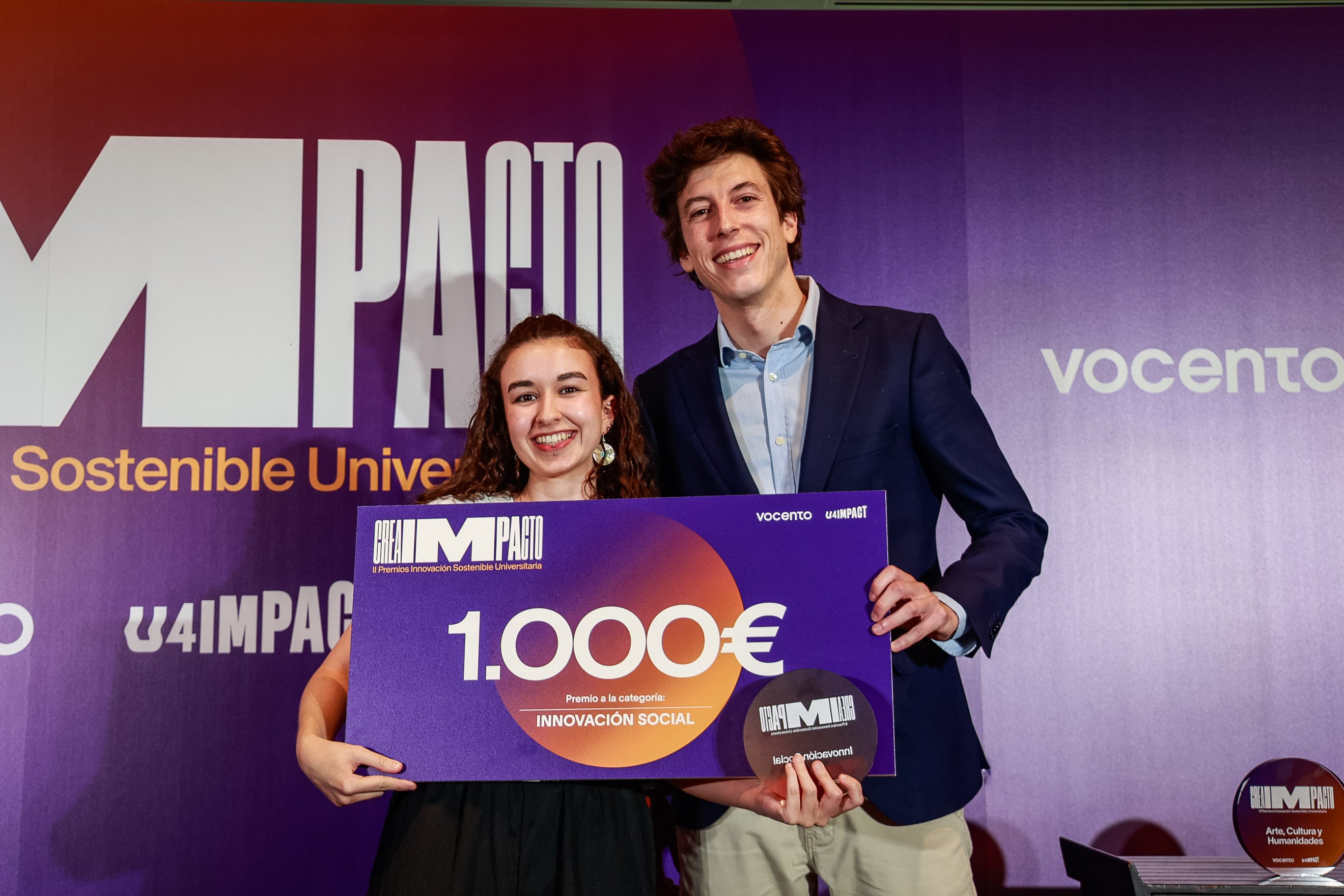 Tania García Olivas, estudiante de la Universidad Politécnica de Madrid, recibe de manos de Manuel Docavo, fundador de U4Impact, el premio como ganadora de la categoría de Innovación Social
