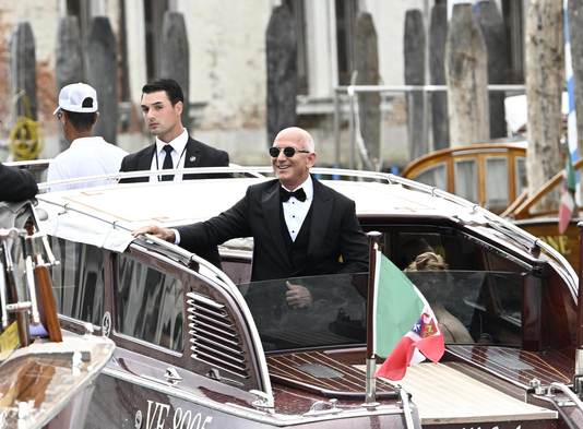 El fundador de Amazon, Jeff Bezos, sale de su hotel en Venecia