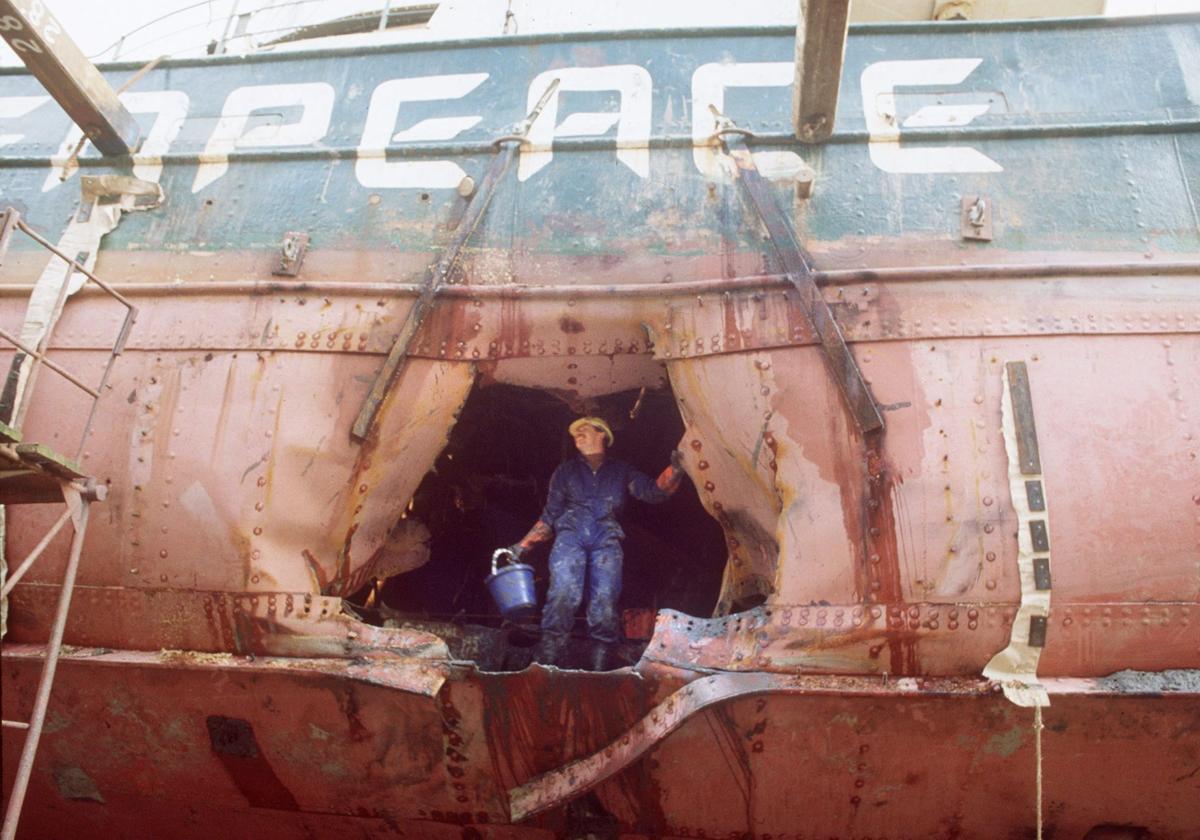 Imagen del destrozo que una de las bombas colocadas por comandos franceses abrió en el Rainbow Warrior.
