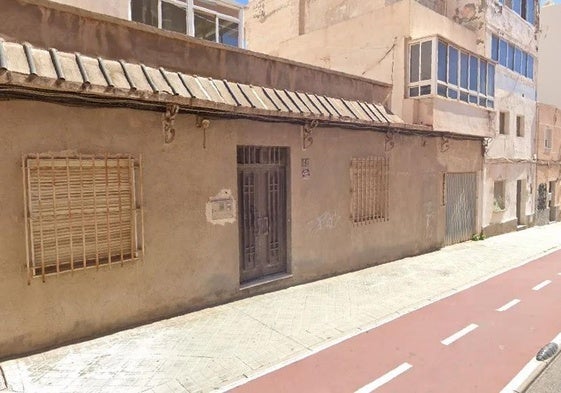 Inmueble donde habría tenido lugar el asesinato de la mujer este viernes en Almería.