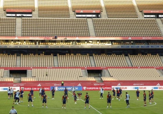 Entrenamiento de la selección española en el estadio de La Cartuja.