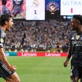 Gonzalo y Vinicius celebran el primero de los tres goles que le dieron la victoria al Real Madrid contra el Salzburgo.