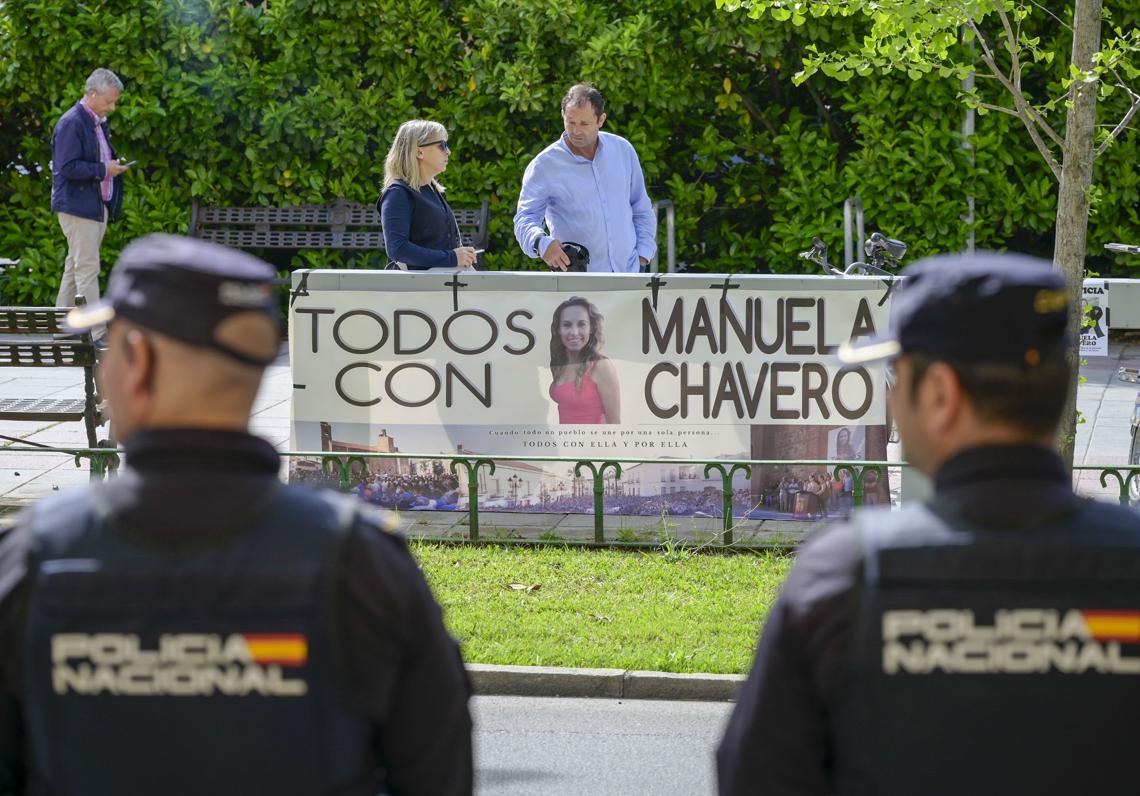 Una pancarta de apoyo a Manuela Chavero y su familia en la entrada de los juzgados.