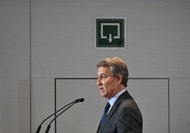 El presidente del PP, Alberto Núñez Feijóo, presenta al alcalde de Murcia, José Ballesta, durante el Foro ABC celebrado este martes