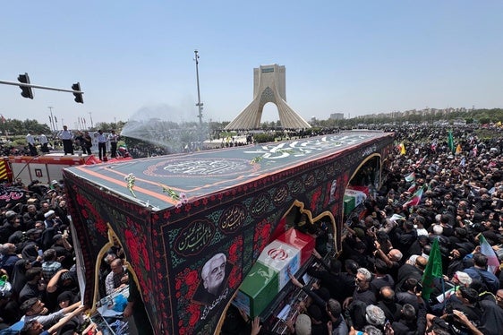 Imagen del convoy fúnebre con los féretros de los asesinados por Israel en Teherán.