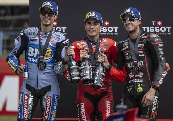 Álex Márquez, Marc Márquez y Marco Bezzecchi.