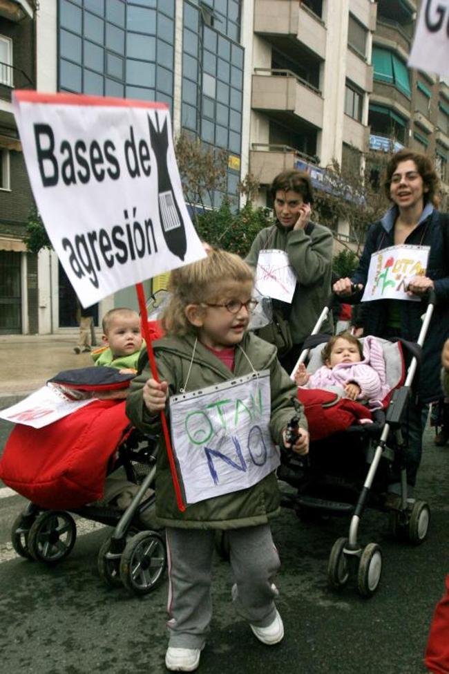 Una familia protesta en Sevilla en 2007 contra la instalación de bases estadounidenses de la Alianza en suelo español.