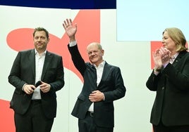 El excanciller Olaf Scholz saluda entre Lars Klingbeil y Bärbel Bas durante el congreso de su partido.