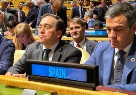 El presidente del Gobierno, Pedro Sánchez, y el ministro de Exteriores, José Manuel Albares