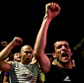 Armenios se manifiestan contra un arzobispo al que acusan de haber tratado de dar un golpe de Estado.