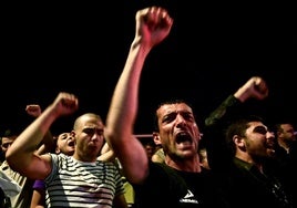 Armenios se manifiestan contra un arzobispo al que acusan de haber tratado de dar un golpe de Estado.