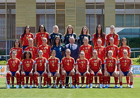 Las 23 internacionales junto a la seleccionadora, Montse Tomé, y el presidente de la FEF, Rafael Louzán.