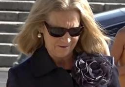 La infanta Elena, más guapa que nunca con falda midi plisada en la boda en la que ha coincidido con Jaime de Marichalar