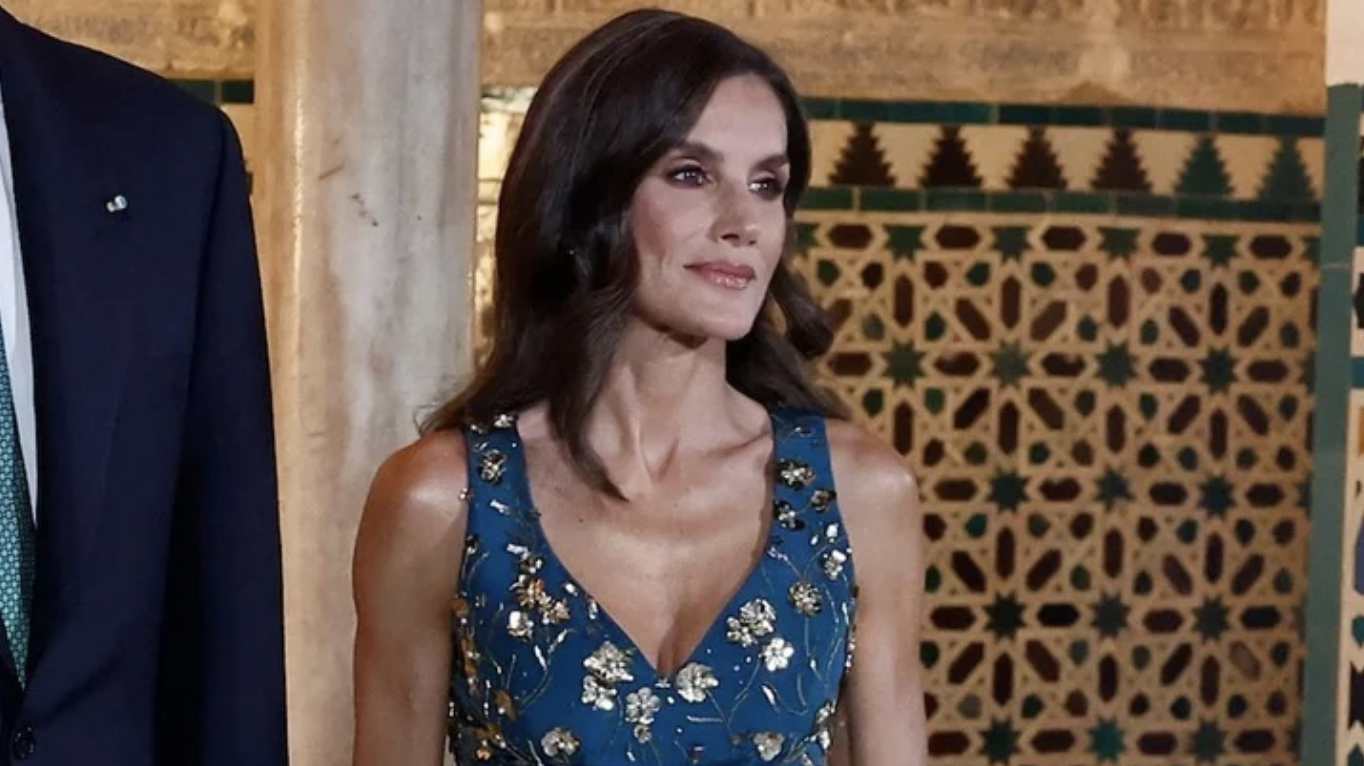 Melancólica pero guapísima: Letizia se pone el vestido más bonito que ha llevado en 2025: de Carolina Herrera y con flores bordadas en oro