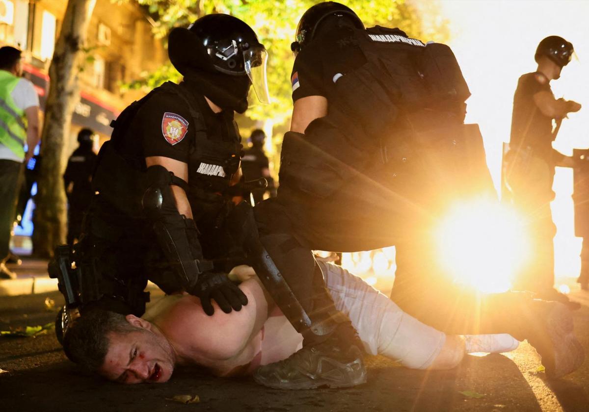 Las protestas contra el Gobierno serbio dejan 70 heridos y decenas...