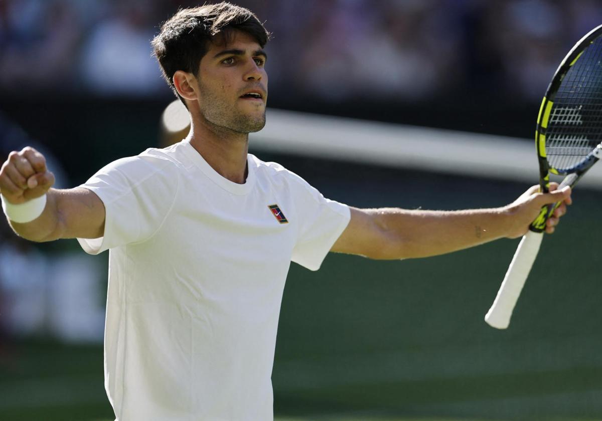 Carlos Alcaraz celebrates his victory over Fognini.