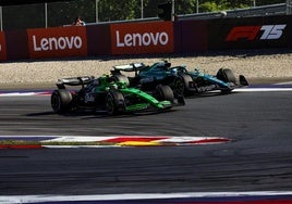 Fernando Alonso (d), junto a Gabriel Bortoleto durante el GP de Austria.