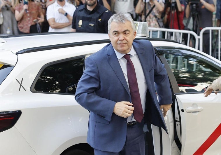 Santos Cerdán a su llegada antes de comparecer como investigado ante el juez.