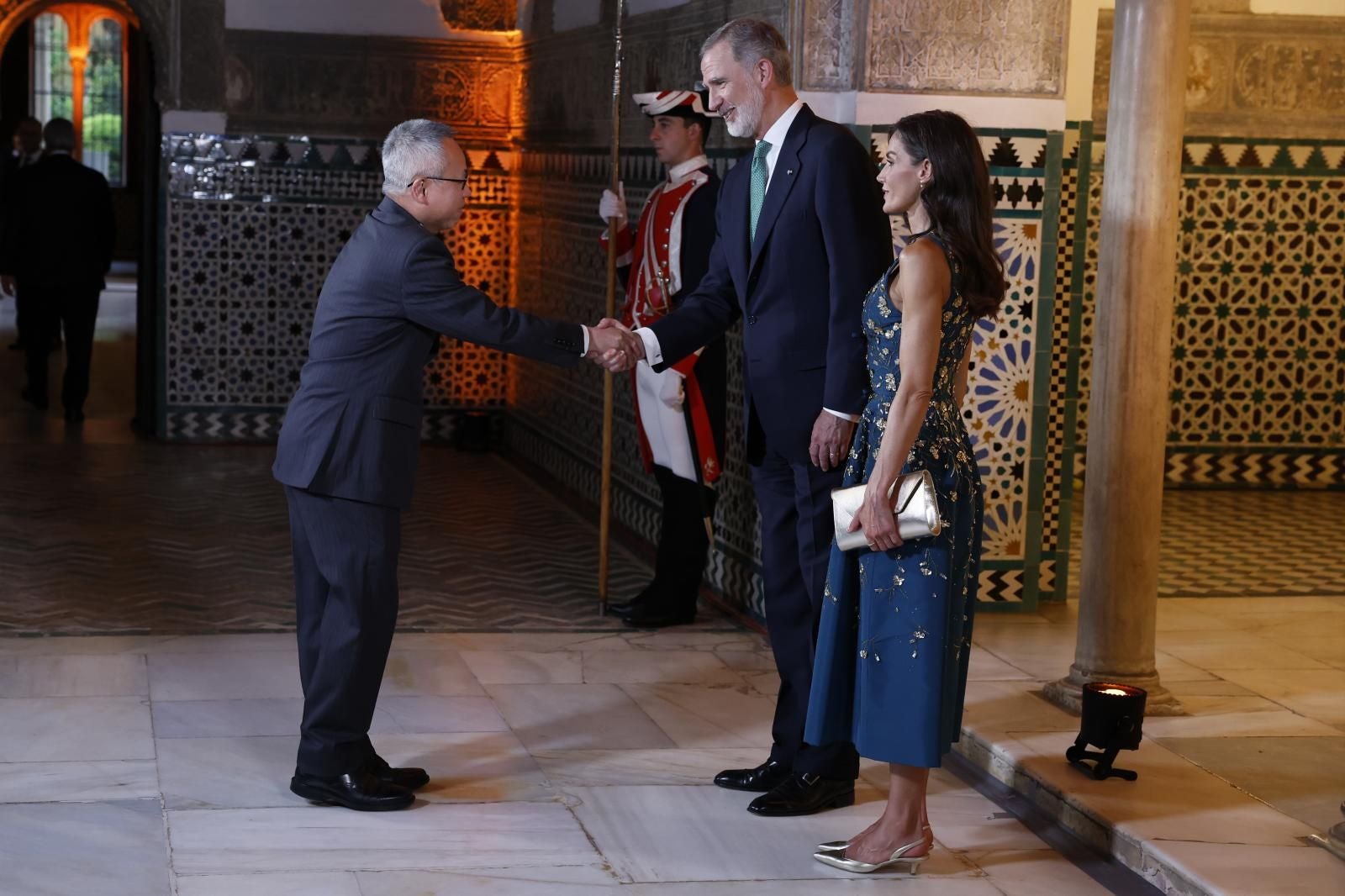 El rey Felipe VI y la reina Letizia saludan al Secretario General Adjunto de Asuntos Económicos y Sociales de las Naciones Unidas, Li Junhua