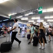 Viajeros en la estación de Atocha.
