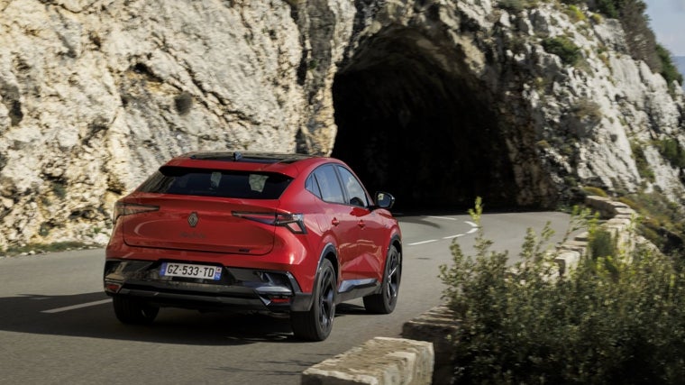 El Renault Rafale simboliza el paso de la marca a la gama superior, con motorización híbrida de 200 CV e híbrida enchufable de 300 CV